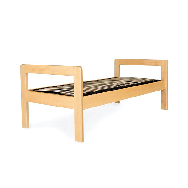 Vast bed in gelakt hout